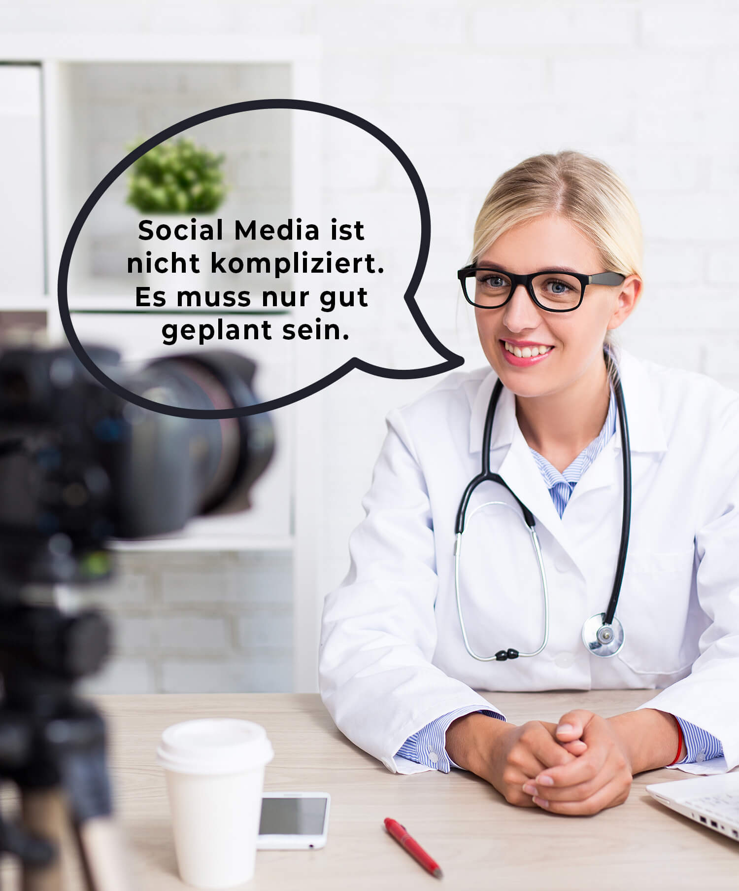 Social Media Ärzte mit Sprechblase vor Kamera.